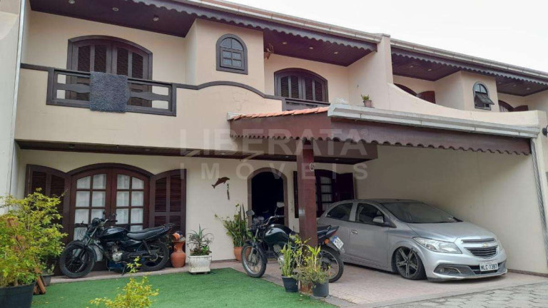 Sobrado com 3 Quartos à Venda, 154 m² em Centro - Navegantes