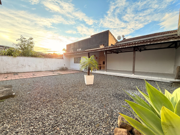 Imagem Casa com 3 Quartos à Venda, 183 m² em Iririú - Joinville Imagem Casa com 3 Quartos à Venda, 183 m² em Iririú - Joinville
