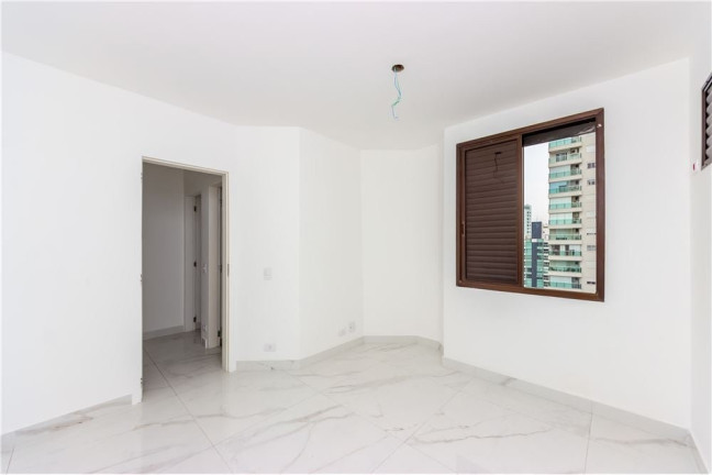 Apartamento com 3 Quartos à Venda, 250 m² em Moema - São Paulo