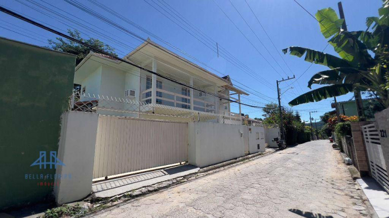 Casa com 3 Quartos para Alugar, 400 m² em Rio Tavares - Florianópolis