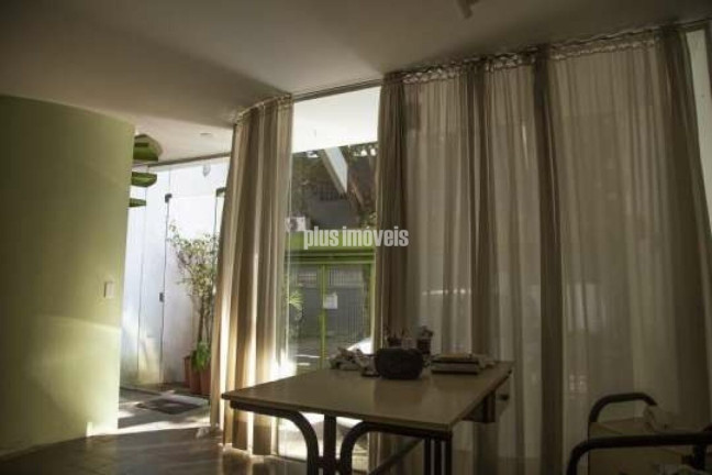 Casa com 4 Quartos para Alugar, 200 m² em Moema - São Paulo