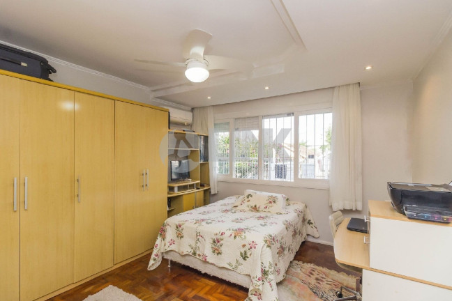 Imagem Casa com 3 Quartos à Venda, 290 m² em Jardim Europa - Porto Alegre Imagem Casa com 3 Quartos à Venda, 290 m² em Jardim Europa - Porto Alegre