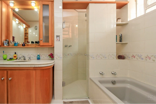 Imagem Casa com 3 Quartos à Venda, 358 m² em Três Figueiras - Porto Alegre Imagem Casa com 3 Quartos à Venda, 358 m² em Três Figueiras - Porto Alegre