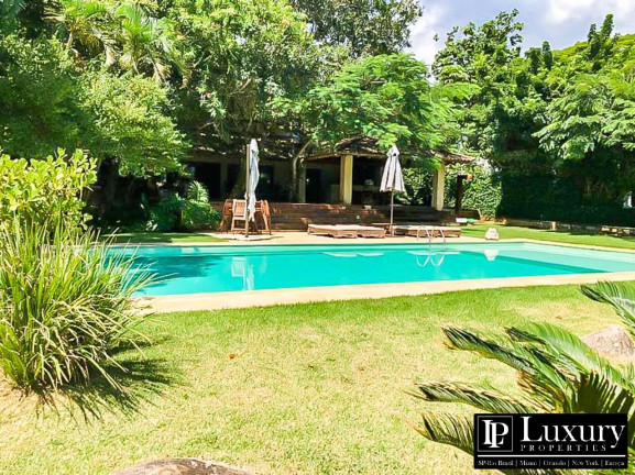 Casa com 7 Quartos à Venda,  em Feiticeira - Ilhabela