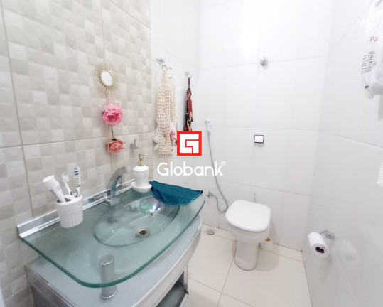 Imagem Casa com 5 Quartos à Venda, 200 m² em Centro - Montes Claros Imagem Casa com 5 Quartos à Venda, 200 m² em Centro - Montes Claros