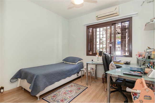 Imagem Casa com 4 Quartos à Venda, 174 m² em Moinhos De Vento - Porto Alegre Imagem Casa com 4 Quartos à Venda, 174 m² em Moinhos De Vento - Porto Alegre