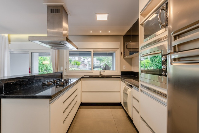Imagem Casa com 3 Quartos à Venda, 320 m² em Vila Nova - Porto Alegre Imagem Casa com 3 Quartos à Venda, 320 m² em Vila Nova - Porto Alegre