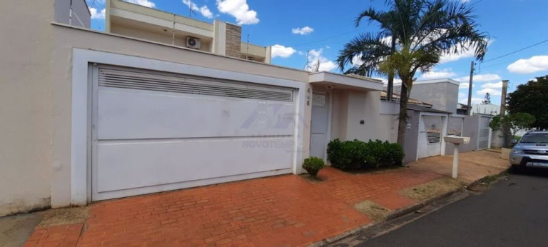 Sobrado com 3 Quartos à Venda, 199 m² em Centro - Guararapes