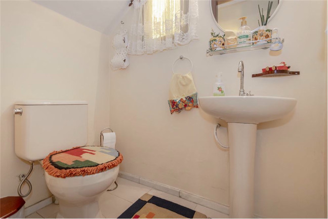 Imagem Casa com 4 Quartos à Venda, 174 m² em Moinhos De Vento - Porto Alegre Imagem Casa com 4 Quartos à Venda, 174 m² em Moinhos De Vento - Porto Alegre