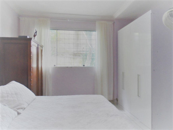 Imagem Casa com 5 Quartos à Venda, 220 m²