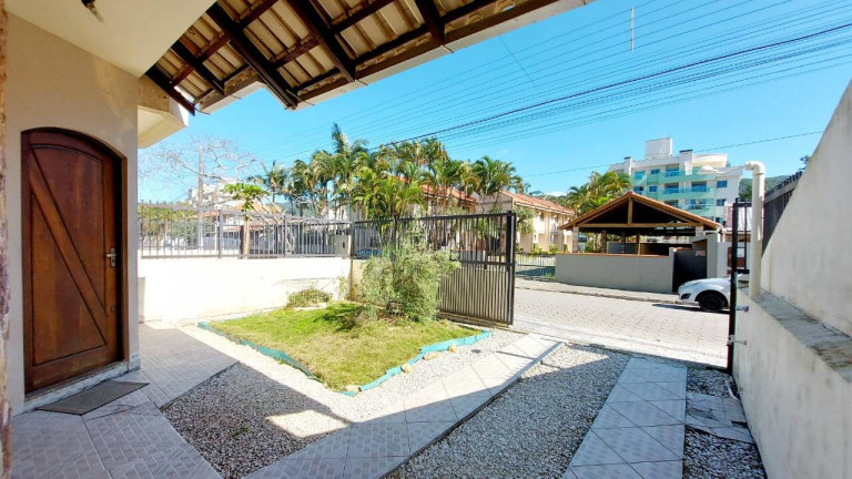 Imagem Casa com 4 Quartos para Temporada, 140 m² em Bombas - Bombinhas Imagem Casa com 4 Quartos para Temporada, 140 m² em Bombas - Bombinhas