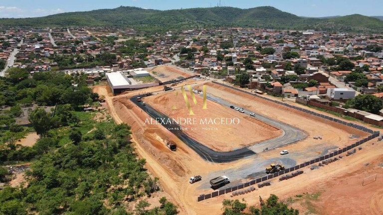 Terreno em Condomínio à Venda, 180 m² em Santo Inácio - Montes Claros