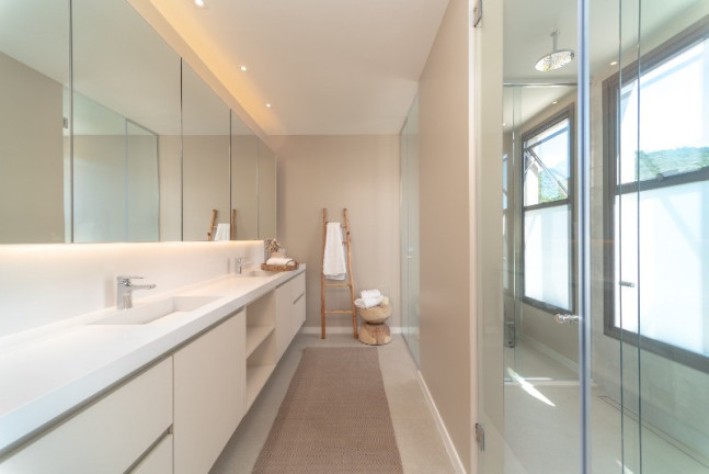 Imagem Imóvel com 4 Quartos à Venda, 458 m² em Praia Do Estaleiro - Balneário Camboriú Imagem Imóvel com 4 Quartos à Venda, 458 m² em Praia Do Estaleiro - Balneário Camboriú
