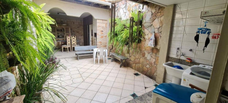 Imagem Casa com 4 Quartos à Venda, 240 m²