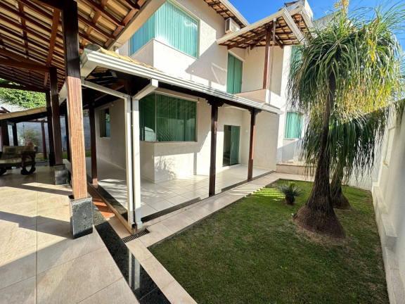 Casa com 4 Quartos à Venda, 372 m² em Cabral - Contagem