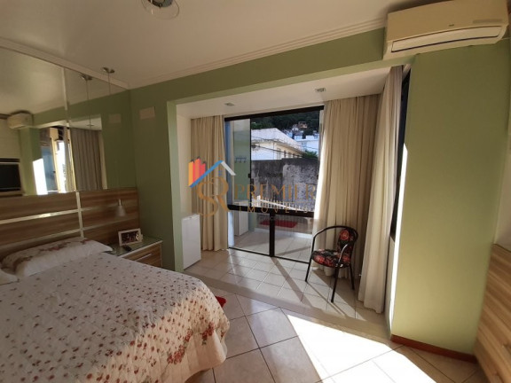 Imagem Casa com 3 Quartos à Venda, 256 m² em Trindade - Florianópolis