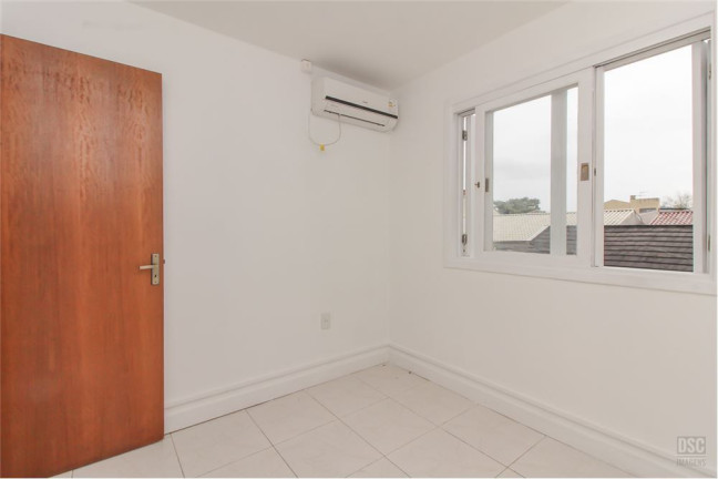 Imagem Casa com 3 Quartos à Venda, em Hípica - Porto Alegre Imagem Casa com 3 Quartos à Venda, em Hípica - Porto Alegre