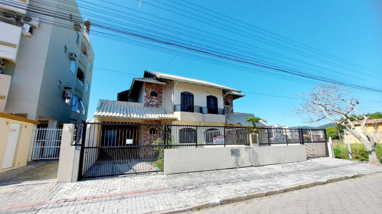 Casa com 4 Quartos para Temporada, 140 m² em Bombas - Bombinhas
