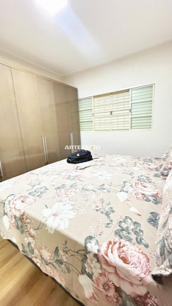 Imagem Casa com 3 Quartos à Venda, 250 m²