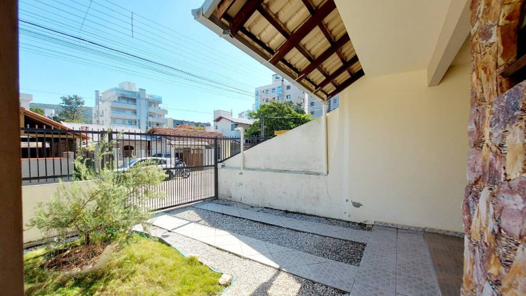 Imagem Casa com 4 Quartos para Temporada, 140 m² em Bombas - Bombinhas Imagem Casa com 4 Quartos para Temporada, 140 m² em Bombas - Bombinhas
