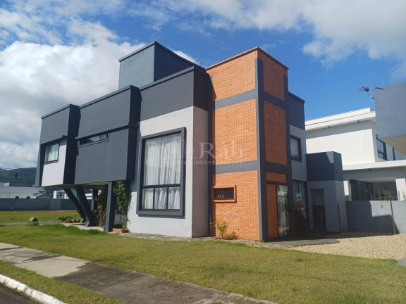 Sobrado com 3 Quartos à Venda, 220 m² em Santa Regina - Camboriú