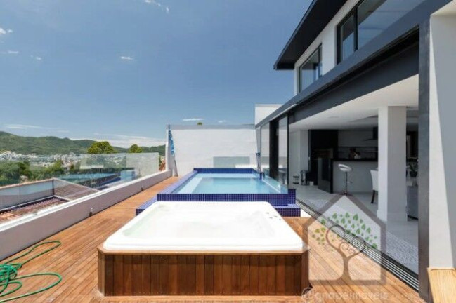 Casa com 4 Quartos à Venda, 287 m² em Trindade - Florianópolis