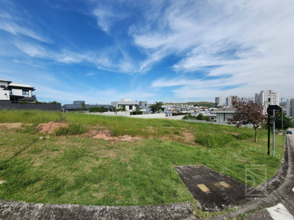 Terreno à Venda, 738 m² em Condomínio Residencial Colinas Do Paratehy - São José Dos Campos