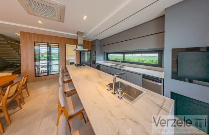 Imagem Casa com 4 Quartos à Venda, 390 m² em Centro - Camboriú Imagem Casa com 4 Quartos à Venda, 390 m² em Centro - Camboriú