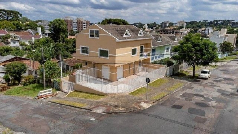 Casa com 3 Quartos à Venda, 268 m² em Tingui - Curitiba