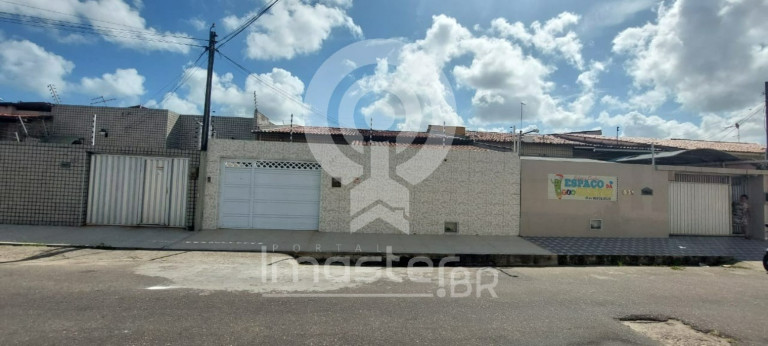 Casa com 3 Quartos à Venda,  em Parquelândia - Fortaleza