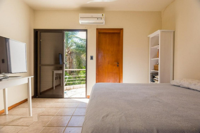 Imagem Casa com 5 Quartos à Venda, 330 m² em Itacorubi - Florianópolis Imagem Casa com 5 Quartos à Venda, 330 m² em Itacorubi - Florianópolis