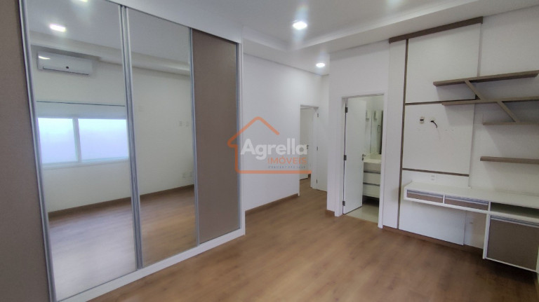 Imagem Imóvel com 3 Quartos à Venda, 237 m² em Condominio Village Da Serra - Mogi Guaç-u Imagem Imóvel com 3 Quartos à Venda, 237 m² em Condominio Village Da Serra - Mogi Guaç-u