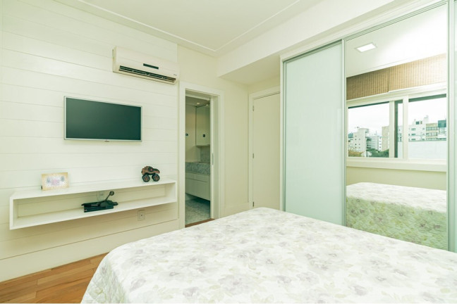 Imagem Imóvel com 3 Quartos à Venda, em Rio Branco - Porto Alegre Imagem Imóvel com 3 Quartos à Venda, em Rio Branco - Porto Alegre