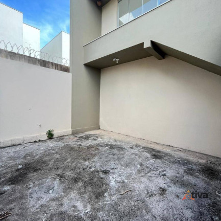 Imagem Sobrado com 3 Quartos à Venda, 77 m²