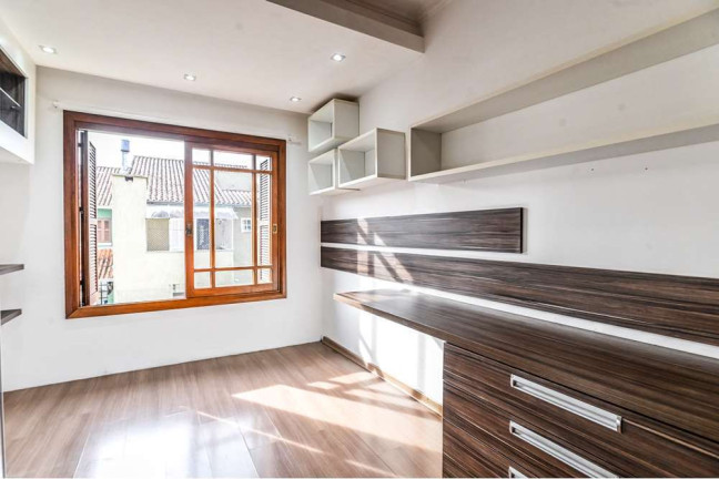 Imagem Casa com 3 Quartos à Venda, em Hípica - Porto Alegre Imagem Casa com 3 Quartos à Venda, em Hípica - Porto Alegre