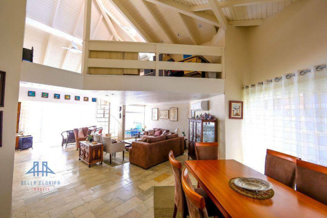 Imagem Casa com 4 Quartos à Venda, 370 m² em Trindade - Florianópolis Imagem Casa com 4 Quartos à Venda, 370 m² em Trindade - Florianópolis