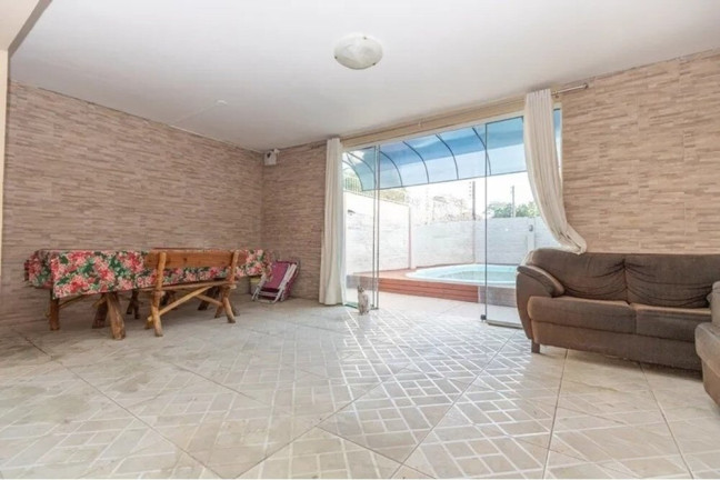 Imagem Casa com 4 Quartos à Venda, 239 m² em Nonoai - Porto Alegre