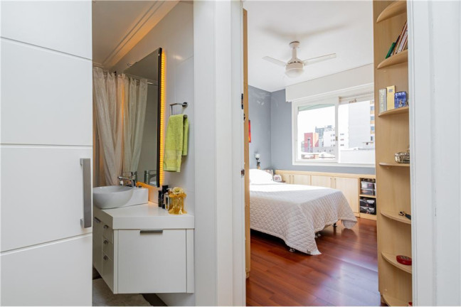 Imagem Imóvel com 2 Quartos à Venda, em Rio Branco - Porto Alegre Imagem Imóvel com 2 Quartos à Venda, em Rio Branco - Porto Alegre