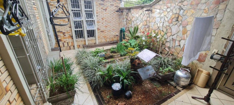 Imagem Casa com 4 Quartos à Venda, 240 m²