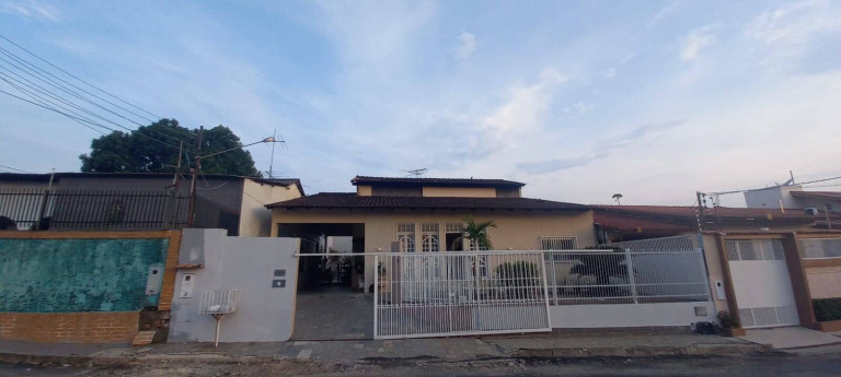 Casa com 5 Quartos à Venda,  em Aleixo - Manaus