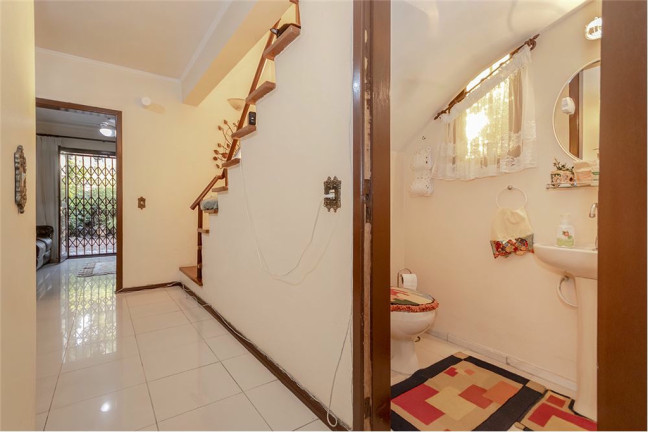 Imagem Casa com 4 Quartos à Venda, 174 m² em Moinhos De Vento - Porto Alegre Imagem Casa com 4 Quartos à Venda, 174 m² em Moinhos De Vento - Porto Alegre