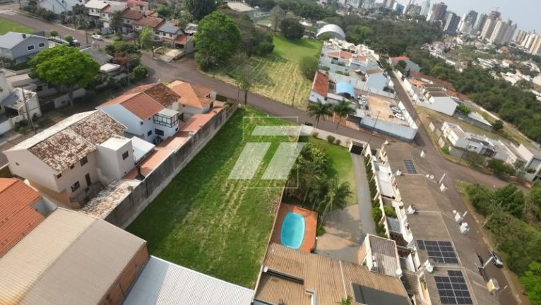 Casa à Venda, 1.100 m² em Country - Cascavel