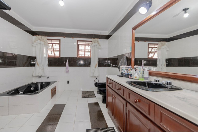 Imagem Casa com 4 Quartos à Venda, 388 m² em Jardim Itu - Porto Alegre Imagem Casa com 4 Quartos à Venda, 388 m² em Jardim Itu - Porto Alegre