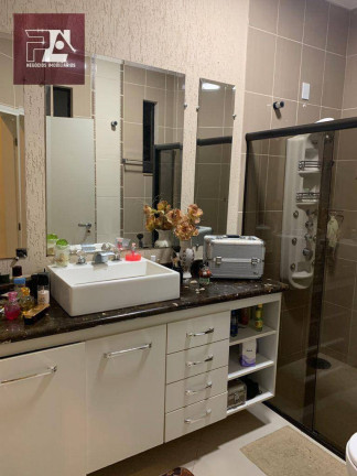 Imagem Casa com 2 Quartos à Venda, 300 m² em Centro - Lorena