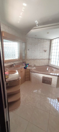 Imagem Sobrado com 5 Quartos à Venda, 338 m² em Jardim Itu - Porto Alegre