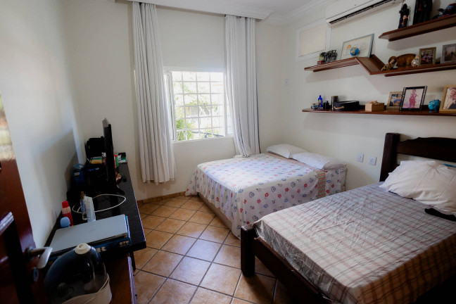 Imagem Casa com 4 Quartos à Venda,  em Jardim Califórnia - Cuiabá