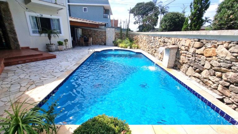 Casa com 3 Quartos à Venda, 260 m² em Vila Petrópolis - Atibaia