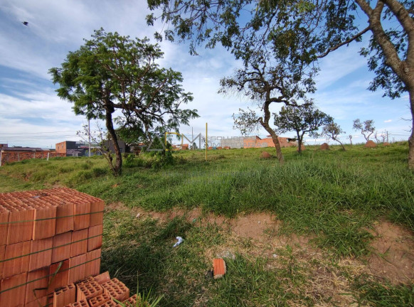 Terreno à Venda, 400 m² em Jardim Botucatu (rubião Júnior) - Botucatu