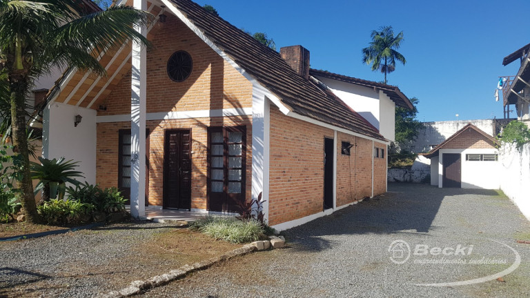 Imagem Casa com 6 Quartos à Venda, 166 m² em Atiradores - Joinville
