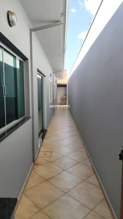 Imagem Casa com 4 Quartos à Venda, 240 m²